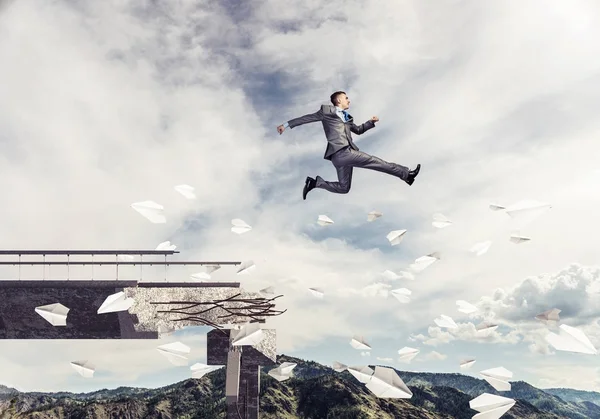 işadamı boşluğu atlama