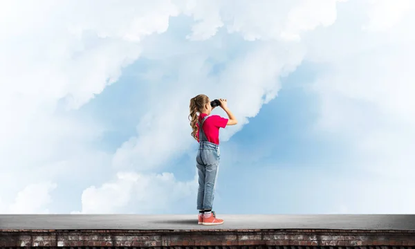 Menina Bonito Idade Escolar Construção Telhado Olhando Binóculos — Fotografia de Stock