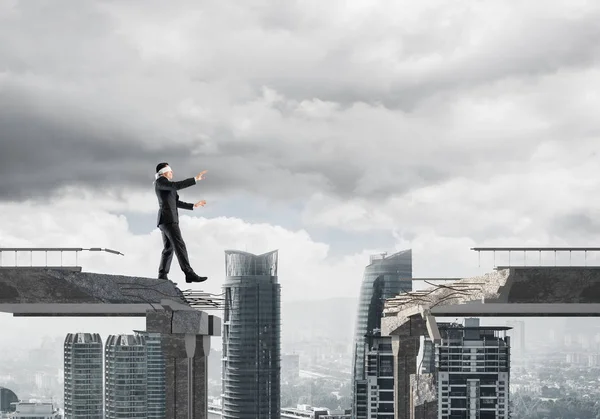 İşadamı blindfolded yürüyüş 