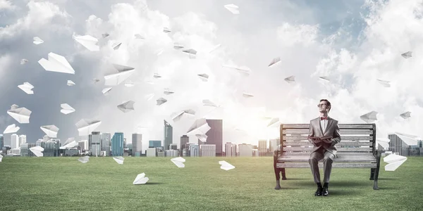 komik adam kırmızı gözlük