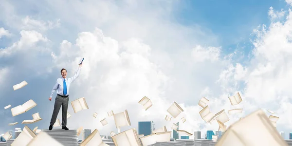 Empresário mantendo a mão com livro — Fotografia de Stock