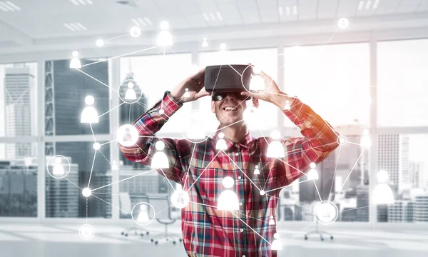 Homme avec casque de réalité virtuelle — Photo