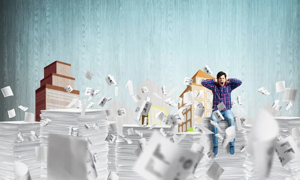 Gündelik giysili genç adam. 