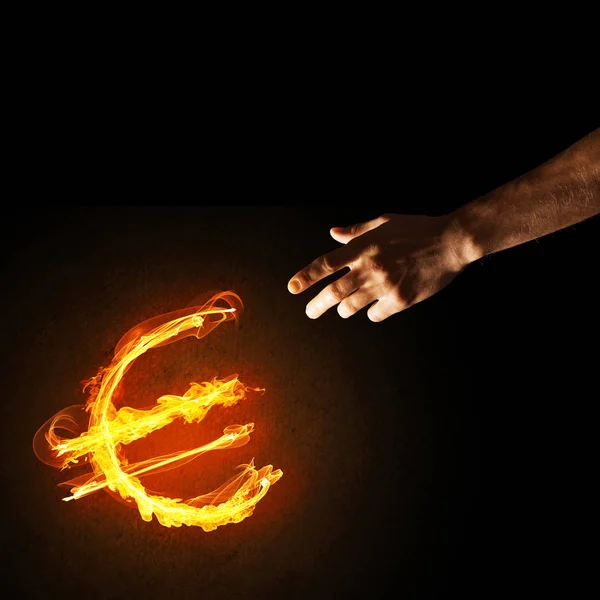 Stäng Mannen Händerna Pekar Eld Glödande Eurotecknet — Stockfoto