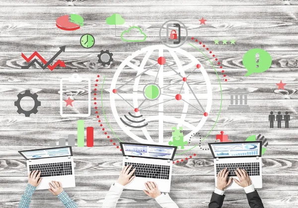 Ellerinde cihazlar bulunan üç kişilik bir grup iletişim ve ağ oluşturma sembolü olarak birlikte çalışıyor.