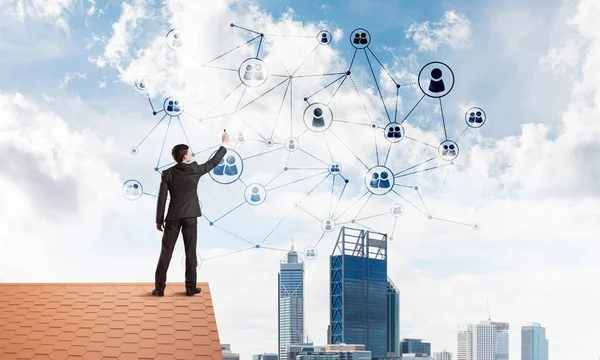 adam çatıda sırt ile ayakta 