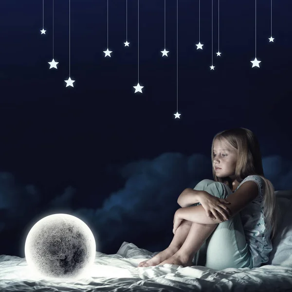 Cute Girl Siedzi Łóżku Patrząc Księżyc Planety — Zdjęcie stockowe