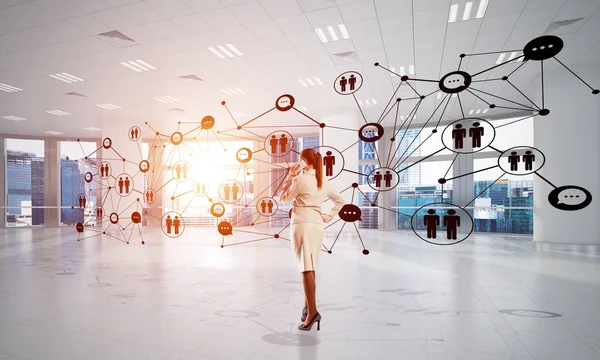 Elegante Geschäftsfrau im modernen Büro — Stockfoto