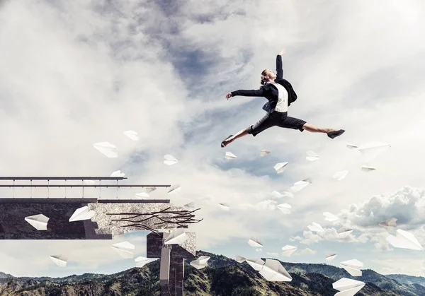 Donna Affari Che Salta Oltre Divario Nel Ponte Tra Gli — Foto Stock