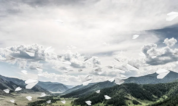 高山与 Cloudly 张中的飞纸飞机自然景观 — 图库照片