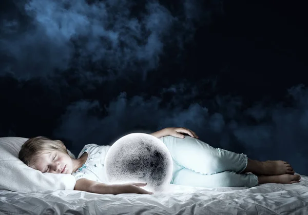 Menina Bonito Dormindo Cama Com Lua Planeta — Fotografia de Stock