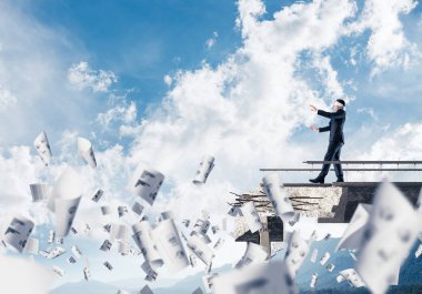 İşadamı blindfolded yürüyüş 