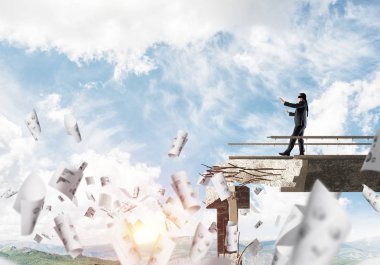 İşadamı blindfolded yürüyüş 