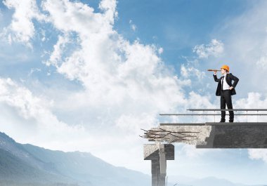 Genç takım elbise ve kask mühendisi