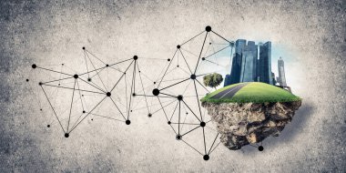 Beton zemin üzerinde çimen ve şehir manzarası olan güzel küçük bir ada.