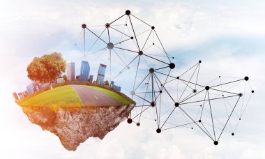 Gökyüzünde yükselen çimen ve şehir manzaralı güzel küçük bir ada.