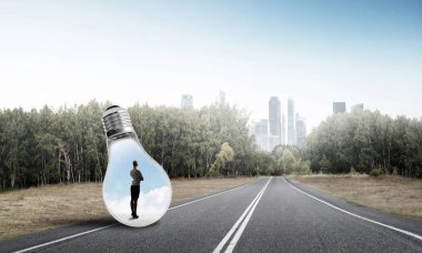 Ampulün içindeki iş kadını 