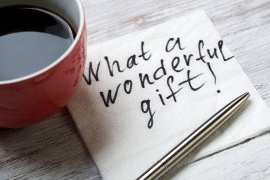 Fincan kahve ve peçete ahşap masa üzerinde mesaj ile