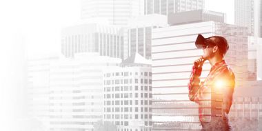 Sanal gerçeklik kulaklığı olan adam. 