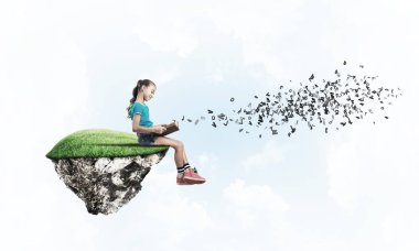 Kitap okuma gökyüzünde yüzen ada tatlı gülümseyen genç kızı