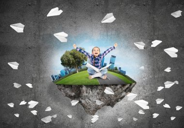 yüzen ada ve mutlu çocuk