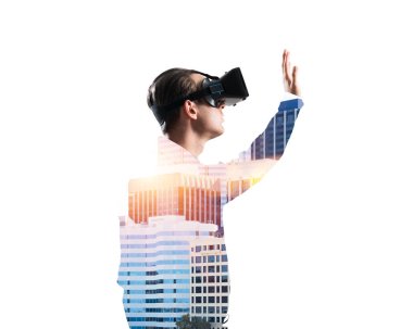 Sanal gerçeklik kulaklık veya cityscape arka plan üzerinde 3d gözlük ile genç adam çift pozlama