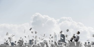 İş adamı uzak belgeler kağıtları Clear sky ile arka plan üzerinde uçan arasında yığını üzerinde otururken arıyorum. Karışık teknik.