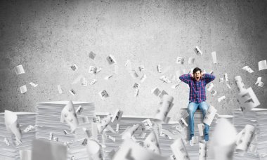 Gündelik giysili genç adam.