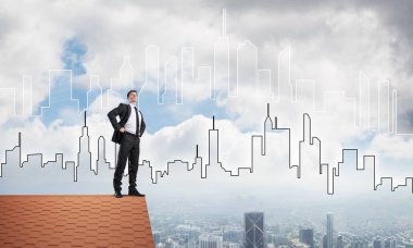 evin çatısında duran işadamı 