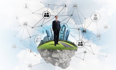 Modern kablosuz teknolojileri kavramı mavi gökyüzünde yüzen yeşil Adası üzerinde zarif işadamı