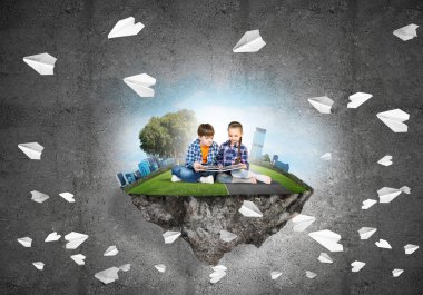 kitap üzerinde yüzen ada, eko kavramı oturan çocuklarla