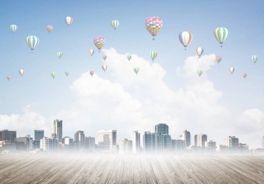 Sis ve balon gökyüzünde modern cityscape gökdelenler ve Binalar ile kaplı