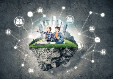 kitap üzerinde yüzen ada, eko kavramı oturan çocuklarla