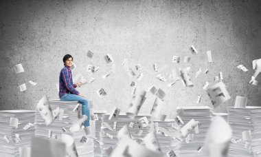 Gündelik giysili genç adam.