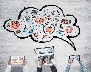 Bir grup insan elinde aygıtlarla