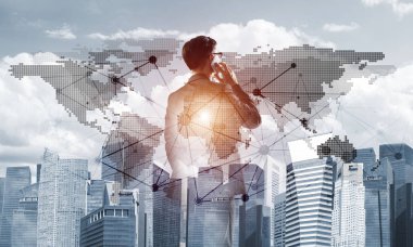 Arka ayakta ve cep telefonu cityscape çerçevede konuşurken zarif işadamı çift pozlama