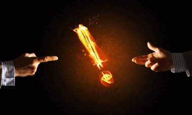 Ellerini birbirine ve yangın parlayan ünlem işareti