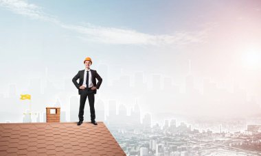 Takım elbise ve kask işadamı