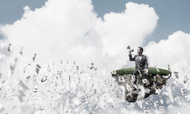 Adada oturuyor ve duygusal megafon içinde çığlık genç işadamı