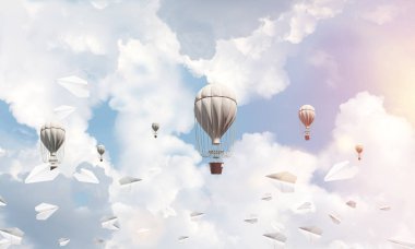 Renkli aerostats kağıt uçaklar arasında ve mavi bulutlu gökyüzü üzerinde uçan. 3D render.