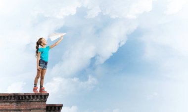 Mutlu sevimli kız bina 