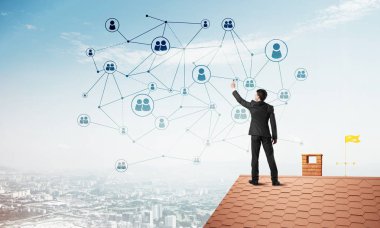 adam çatıda sırt ile ayakta 