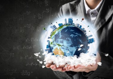 İş binaları ile dünya küre elinde tutmak ve kağıt uçak uçan takım elbiseli adamı closeup.