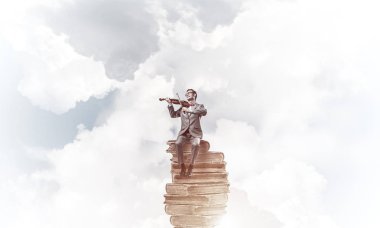 Genç adam takım elbise ve gözlük