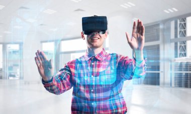 Adam giyen sanal kulaklık