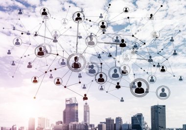 Binaları ve gökdelenleri olan modern şehir manzarası ve ekranda sosyal bağlantı kavramı