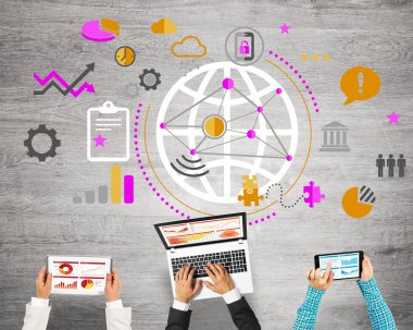 Ellerinde cihazlar bulunan üç kişilik bir grup iletişim ve ağ oluşturma sembolü olarak birlikte çalışıyor.