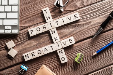 İş pazarlama kelimeleri çapraz bulmacada tahta küplerle toplandı