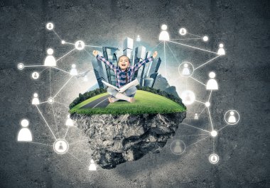 yüzen ada ve mutlu çocuk