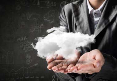 İş kadını Close-Up uygun avuç içi ile arka plan iş skeçler sunan beyaz bulut 